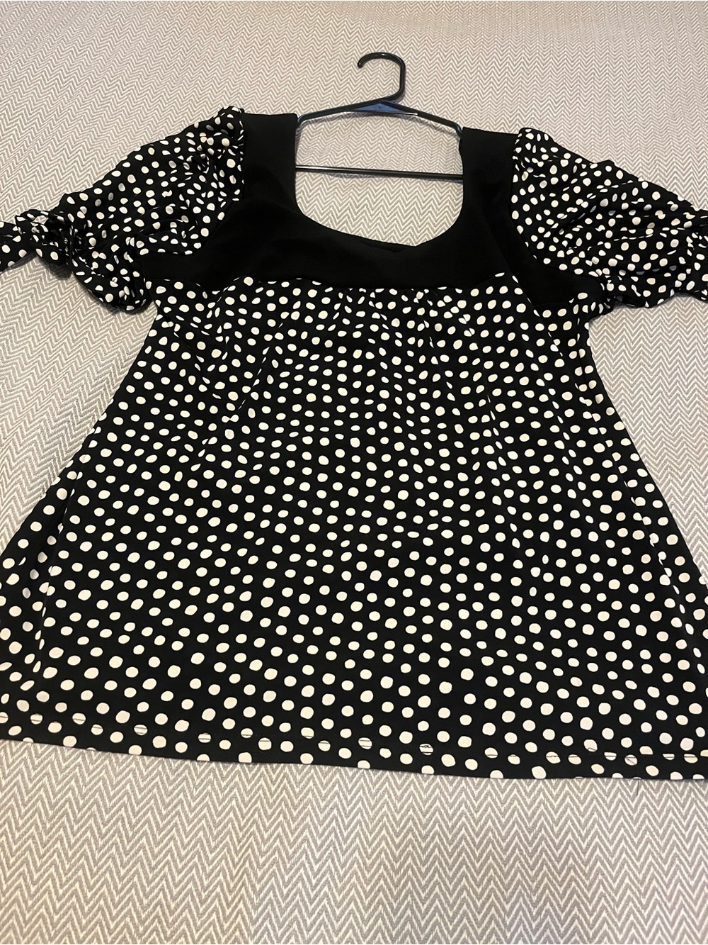 Eyeshadow Black & Cream Polka Dot Scoop Neck Top with Puff Sleeves. Size 2x.